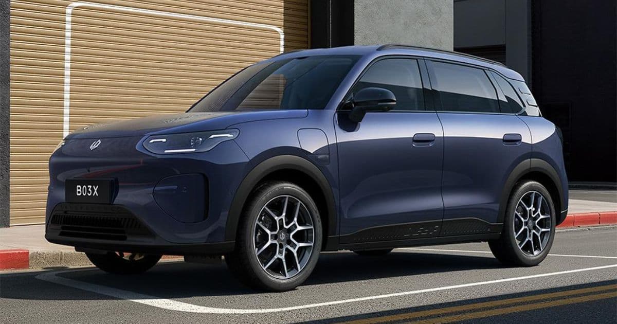 Blue Leapmotor B03X Electric SUV Front Three-Quarter View